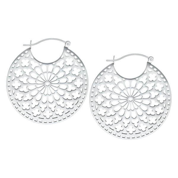 Aros plateados en diseño Cathedral Hoops sobre fondo blanco