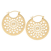 Cathedral Hoops Pendientes Dorados Pendientes redondos dorados con diseño delicado sobre fondo blanco