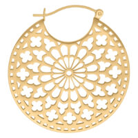 Cathedral Hoops Pendientes en Oro Pendientes redondos dorados con diseño delicado sobre fondo blanco