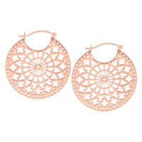 Roségoldene Cathedral Hoops Ohrringe mit filigranem Muster auf weißem Hintergrund