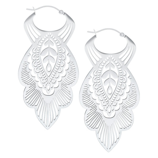 Pendientes de plata Mandala Leaf Hoops sobre fondo blanco