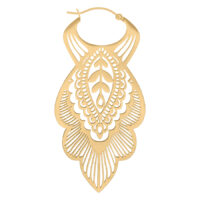 Aros dorados en forma de mandala con diseño de hojas delicadas sobre fondo blanco