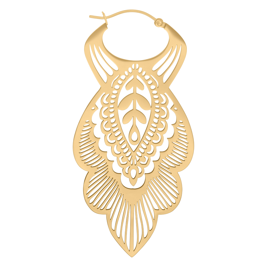 Aros dorados en forma de mandala con diseño de hojas delicadas sobre fondo blanco