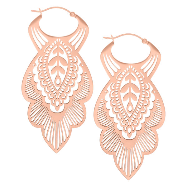 Pendientes Mandala Leaf Hoops de oro rosa sobre fondo blanco