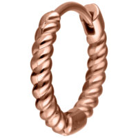 Pendiente retorcido de oro rosa de acero quirúrgico sobre fondo blanco