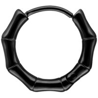 Pendiente negro de acero inoxidable con diseño de bambú sobre fondo blanco