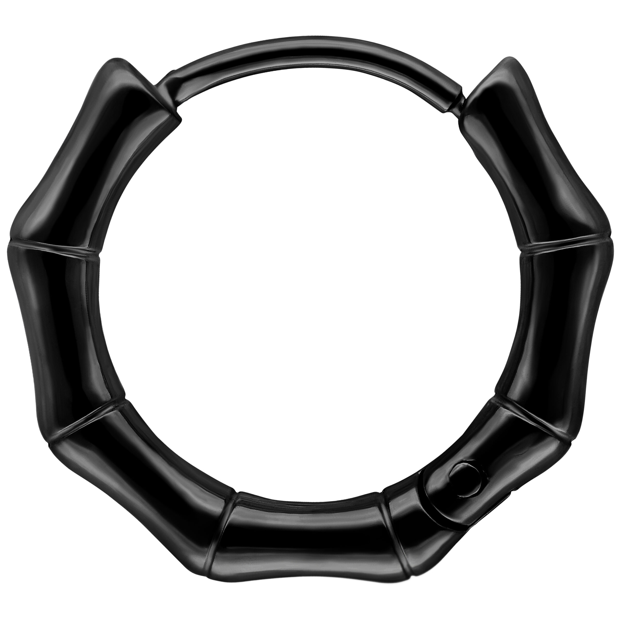 Pendiente negro de acero inoxidable con diseño de bambú sobre fondo blanco