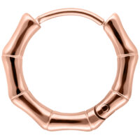 Ein einzelner Ohrring in Bambusform aus Chirurgenstahl in Roségold auf weißem Hintergrund