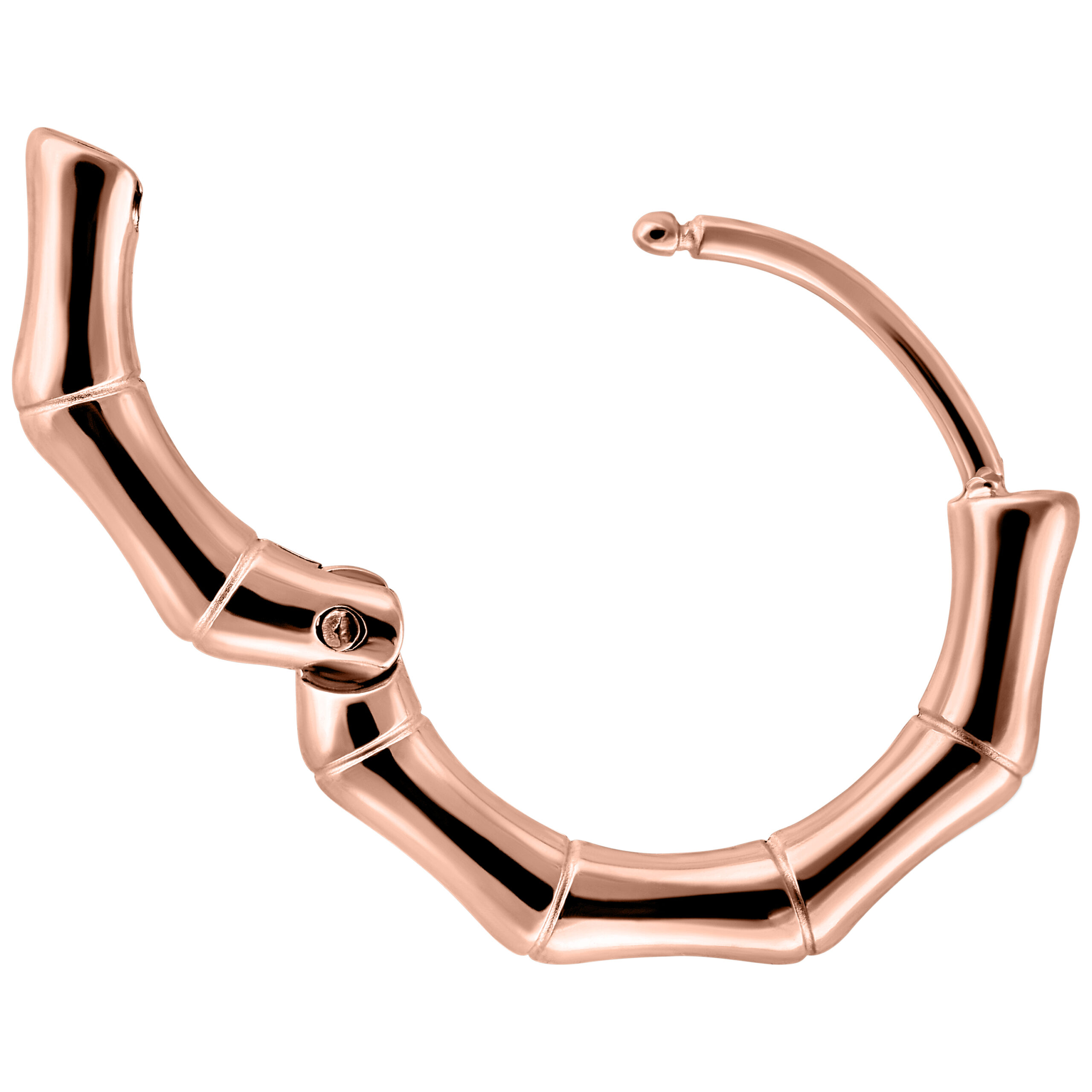 Roségoldene Bambus-Ohrringe aus Chirurgenstahl auf weißem Hintergrund