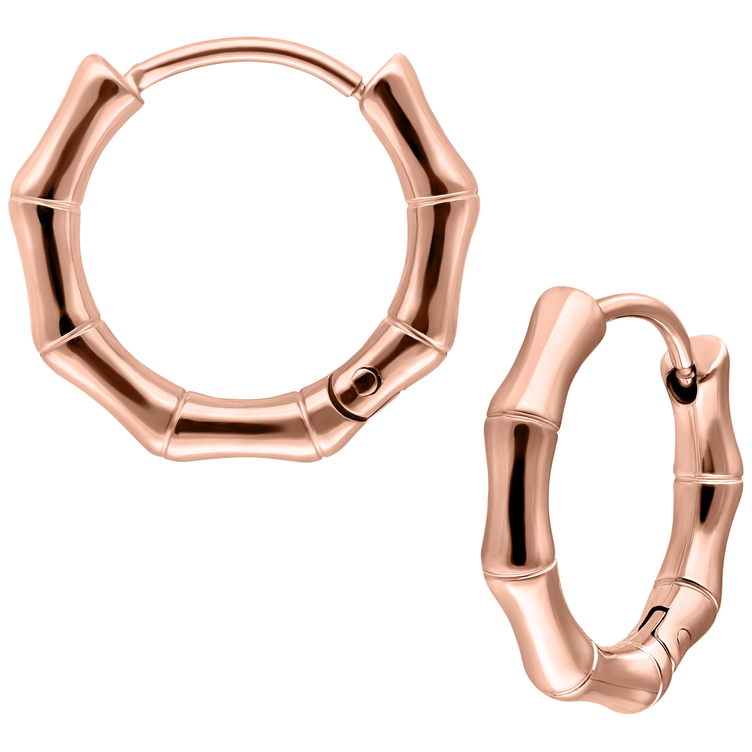 Paar roségoldene Bambus-Ohrringe auf weißem Hintergrund