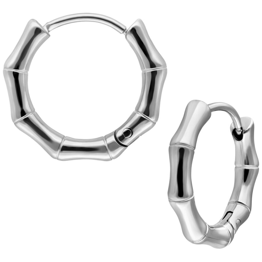 Dos pendientes de diseño de bambú plateados de acero inoxidable sobre fondo blanco