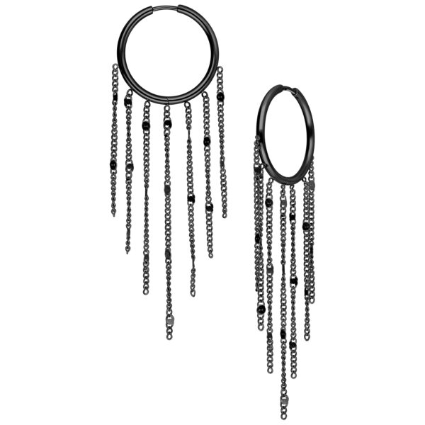 Pendientes de aros de borlas de metal negro con cadenas sobre fondo blanco