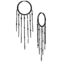 Pendientes de aros de borlas de metal negro con cadenas sobre fondo blanco