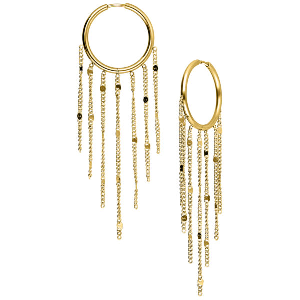 Aros dorados con borlas y colgantes de cadena sobre fondo blanco