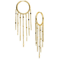 Par de aros dorados con borlas Aros dorados con borlas y colgantes de cadena sobre fondo blanco