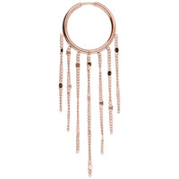 Roségoldene Hoops mit langen Quastenketten auf weißem Hintergrund