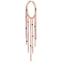 Roségoldene Ohrringe mit langen, herabhängenden Ketten auf weißem Hintergrund