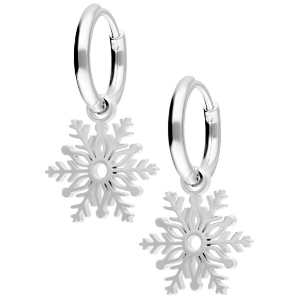 Aros plateados con colgantes de copos de nieve sobre fondo blanco