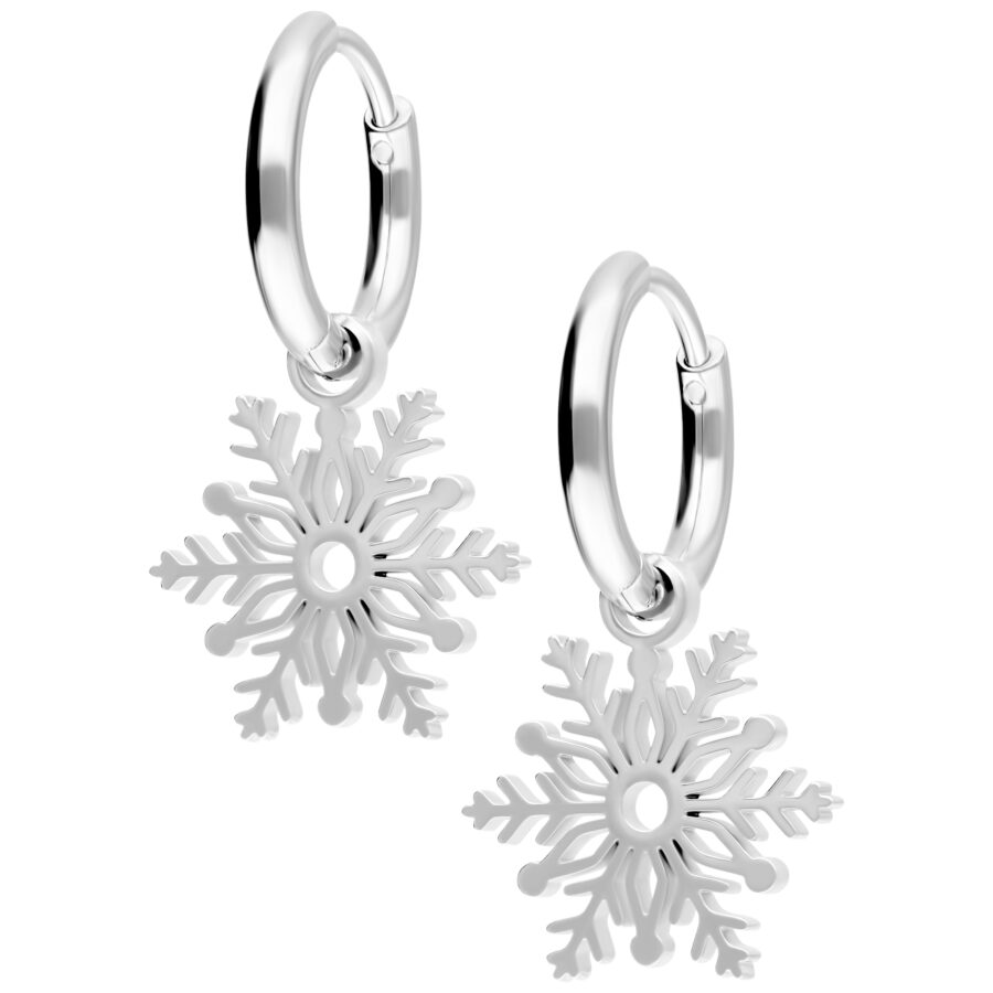 Aros plateados con colgantes de copos de nieve sobre fondo blanco
