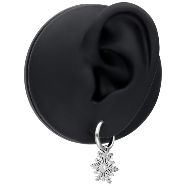 Aros de plata con colgante de copo de nieve en modelo de oreja negra