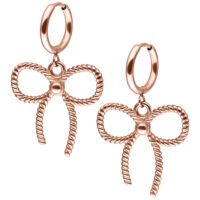 Roségoldene Ohrringe mit gedrehten Schleifen auf weißem Hintergrund