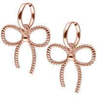 Roségoldene Little Twisted Bow Hoops Zwei roségoldene Ohrringe in Schleifenform auf weißem Hintergrund