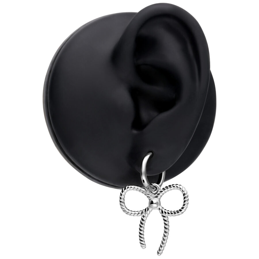 Pendientes plateados con detalle de lazo en un modelo de oreja negra