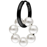 Pendientes de metal negro con perlas blancas en forma de círculo, sobre fondo blanco