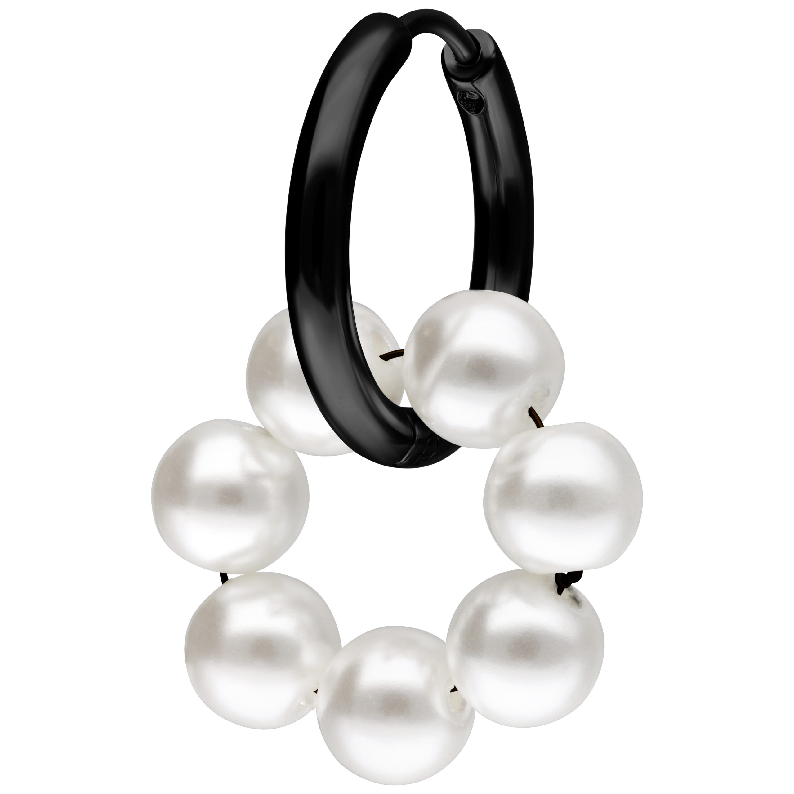 Pendientes de metal negro con perlas blancas en forma de círculo, sobre fondo blanco