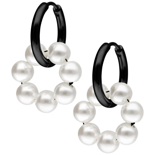 Aros de metal negro con perlas blancas sobre fondo blanco