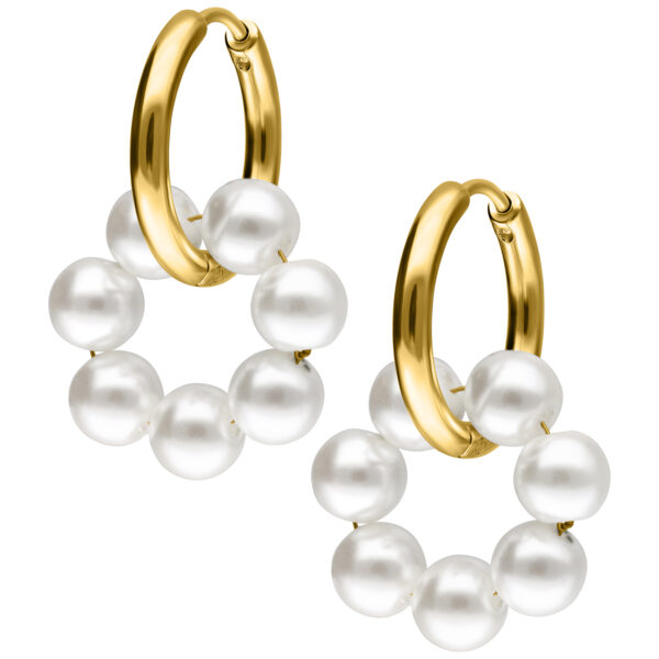 Aros dorados con perlas blancas sobre fondo blanco