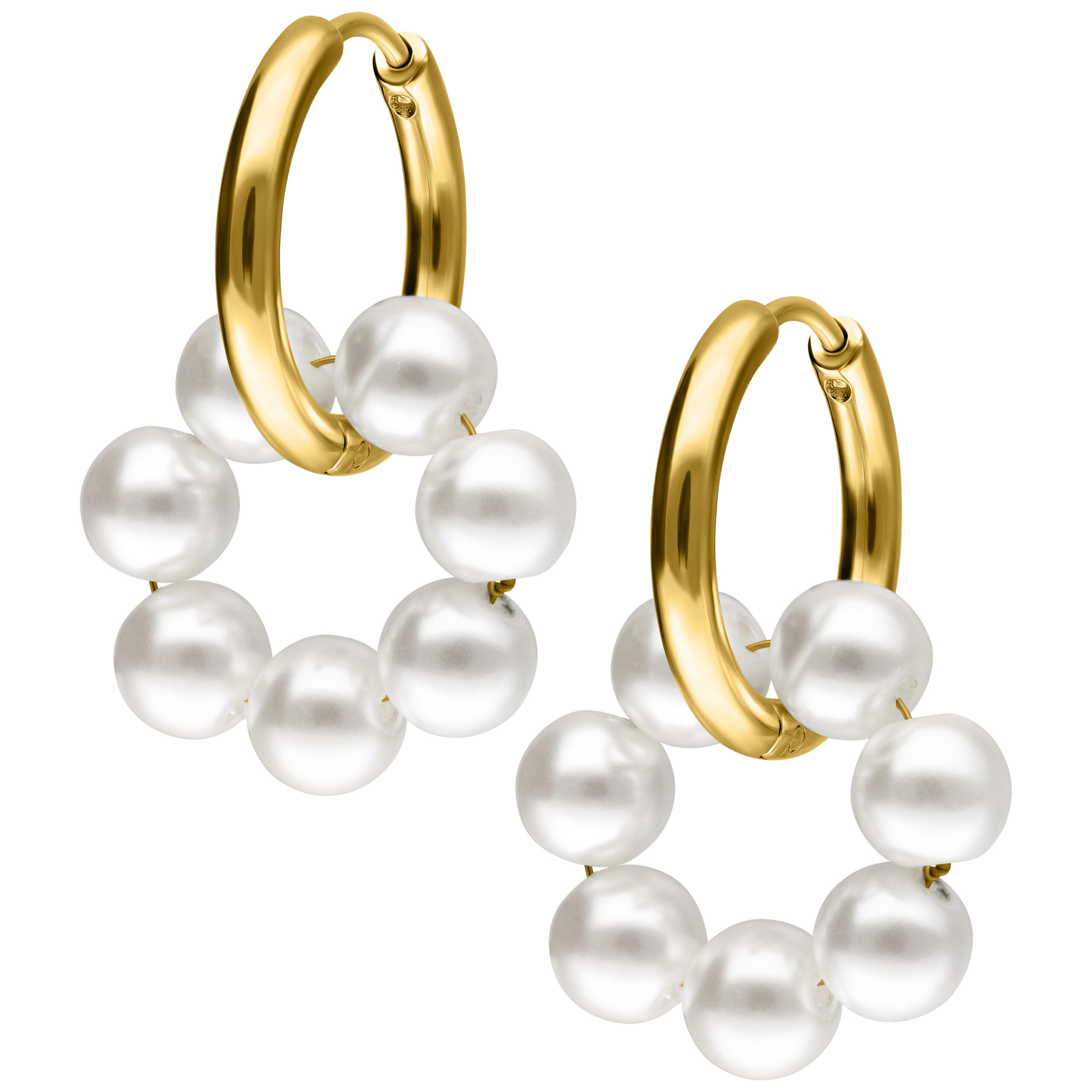 Aros dorados con perlas blancas sobre fondo blanco