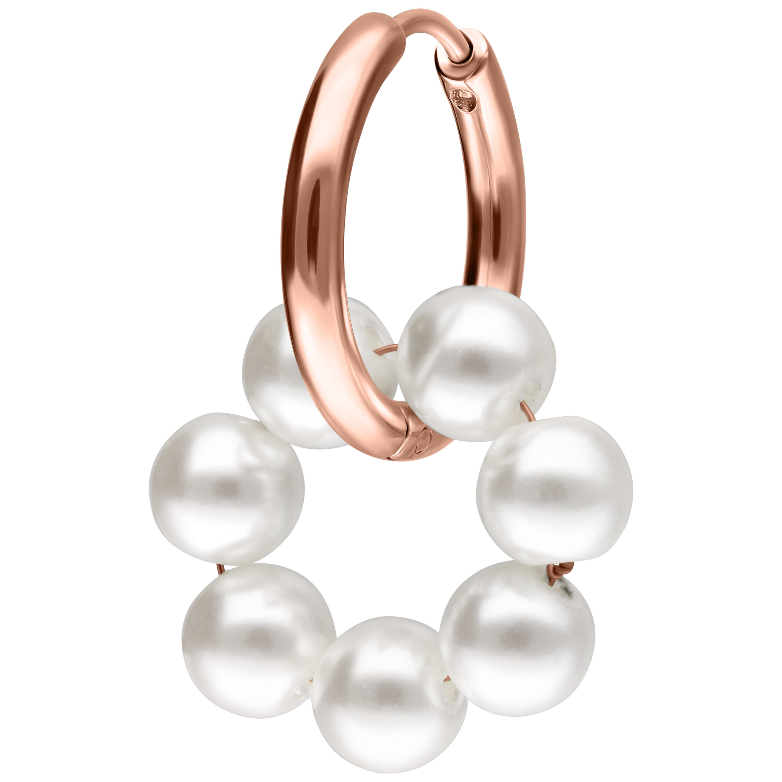 Roségoldene Creolen mit weißen Perlen auf weißem Hintergrund