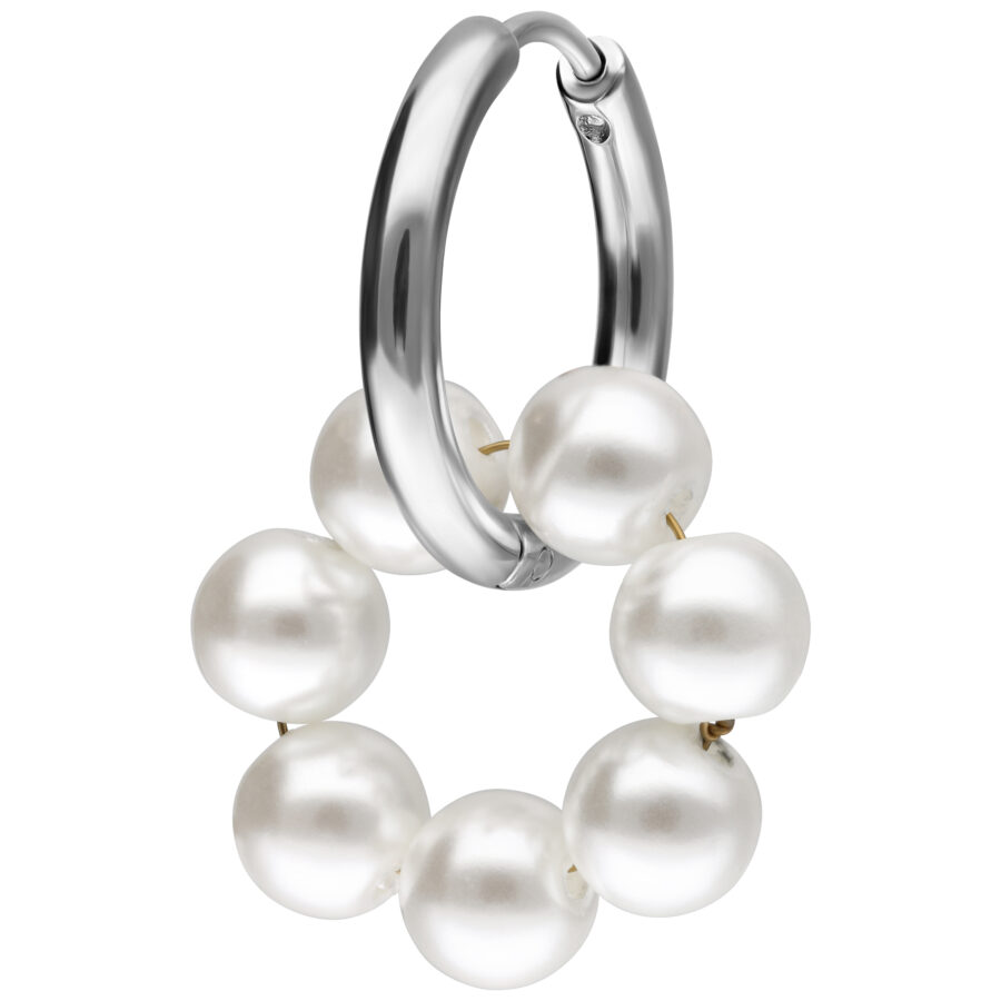 Aros de plata con perlas blancas sobre fondo blanco