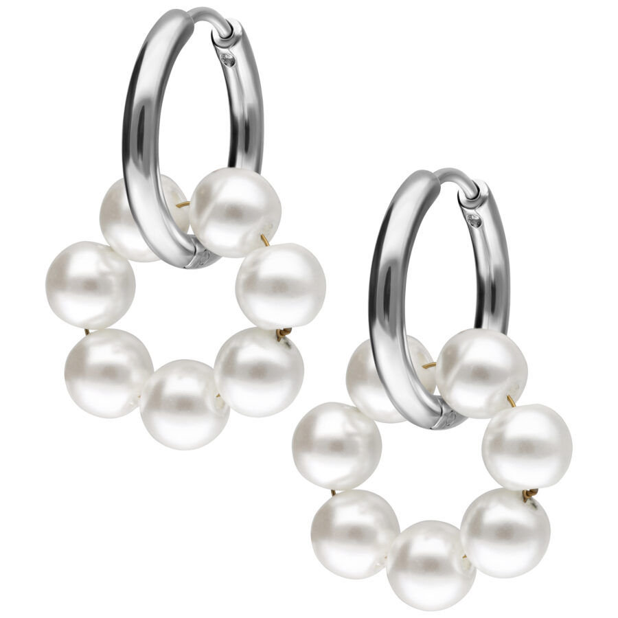 Aros de plata con perlas blancas sobre fondo blanco