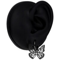 Aros negros con colgante de mariposa de acero quirúrgico en modelo de oreja negra