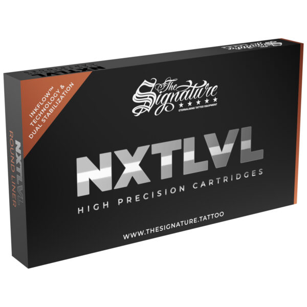 Caja negra con logo plateado de NXT-LVL, inscripción The Signature.
