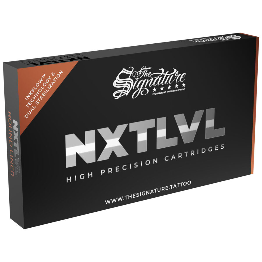 Caja negra con logo plateado de NXT-LVL, inscripción The Signature.