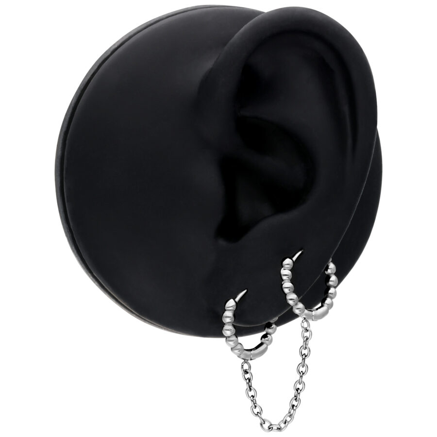 Aros de Doble Huggie Plateados con cadena en modelo de oreja negra
