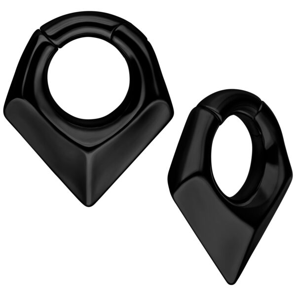 Dos pesas para orejas triangulares negras de acero quirúrgico sobre fondo blanco
