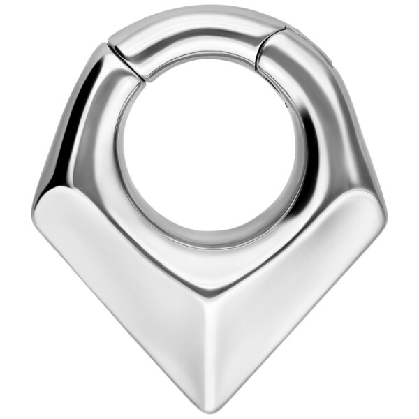 Peso triangular de oreja de acero quirúrgico plateado sobre fondo blanco