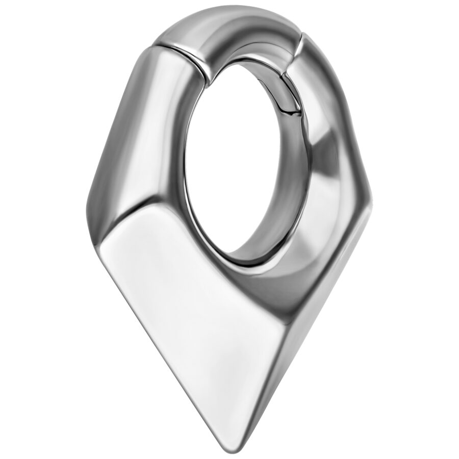 Peso de oreja triangular plateado de acero quirúrgico sobre fondo blanco