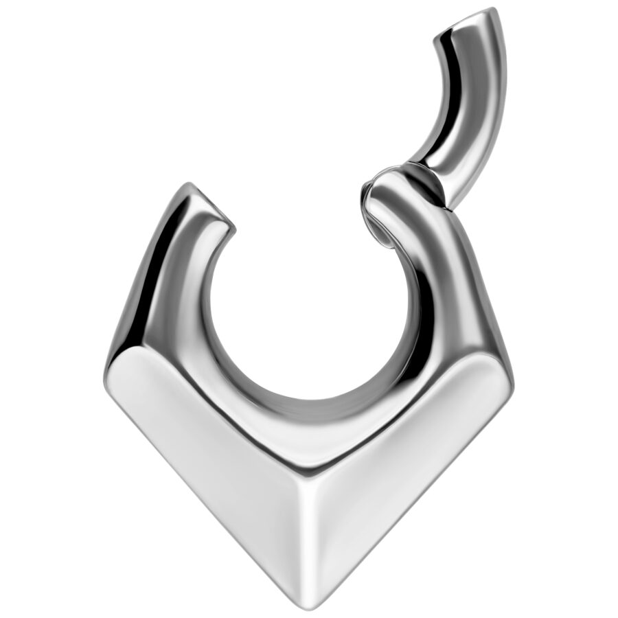 Peso de oreja triangular plateado de acero quirúrgico sobre fondo blanco