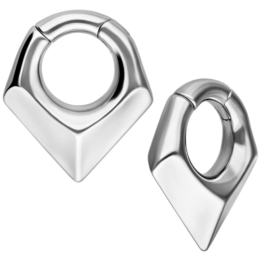 Dos pesas para orejas triangulares plateadas de acero quirúrgico sobre fondo blanco
