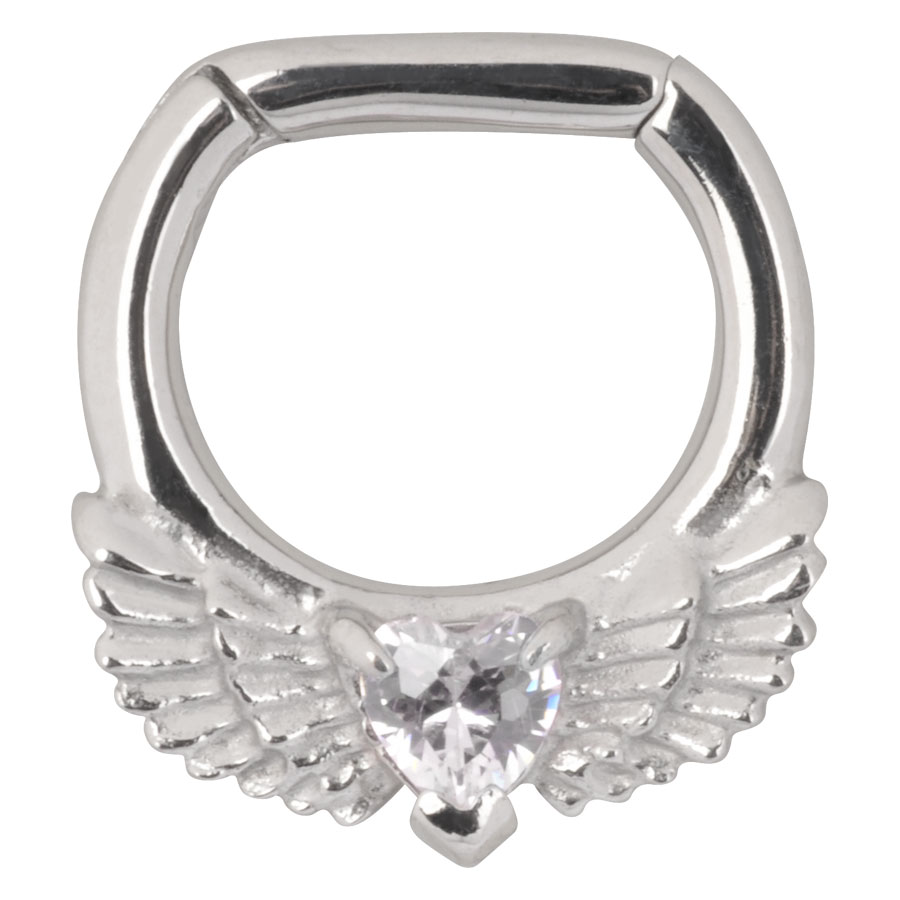 Silberfarbener Septum Clicker mit Flügeln und kristallklarem Herz auf weißem Hintergrund