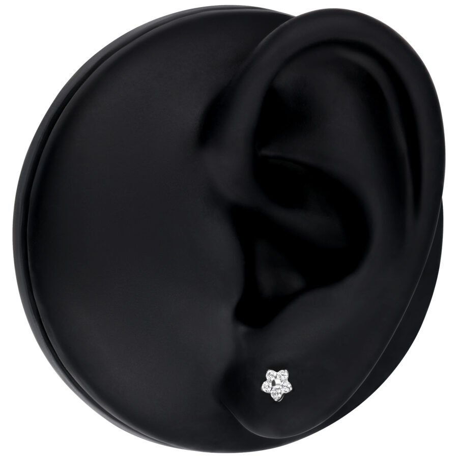 Flor plateada con piedra cristalina en modelo de oreja negra