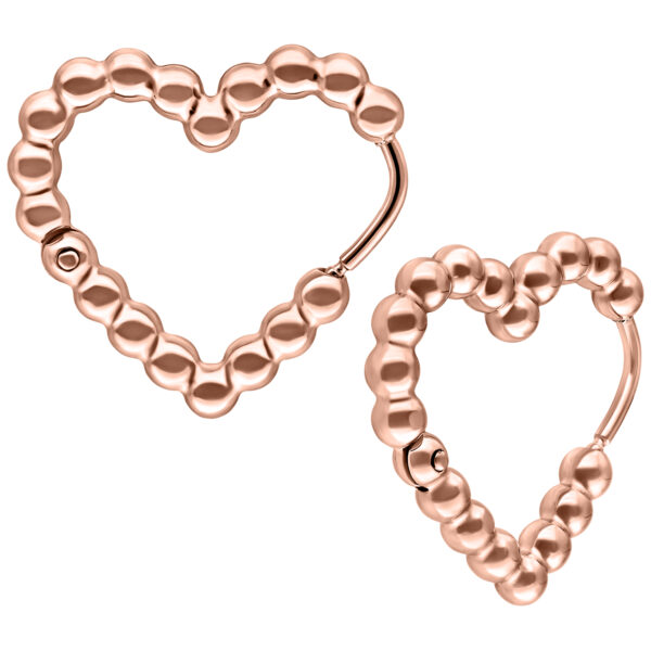 Dos pendientes en forma de corazón de oro rosa con textura de burbujas sobre fondo blanco
