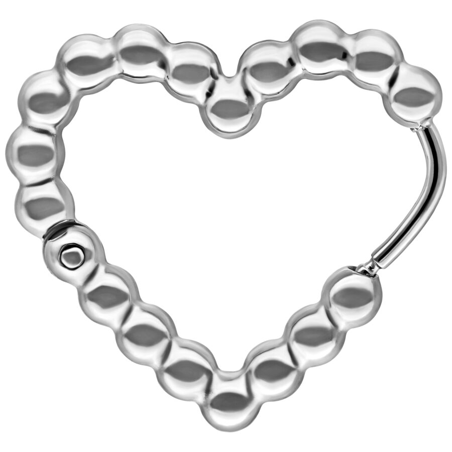 Pendientes plateados en forma de corazón de acero quirúrgico sobre fondo blanco