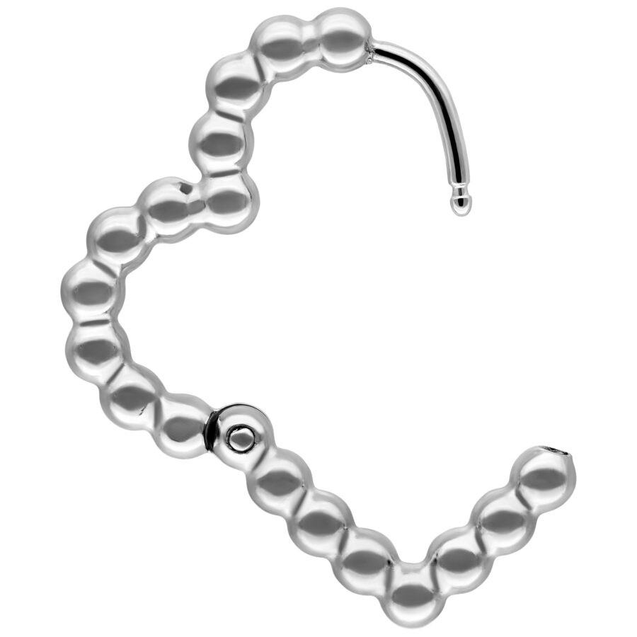 Aros en forma de corazón de plata con estructura de burbujas sobre fondo blanco