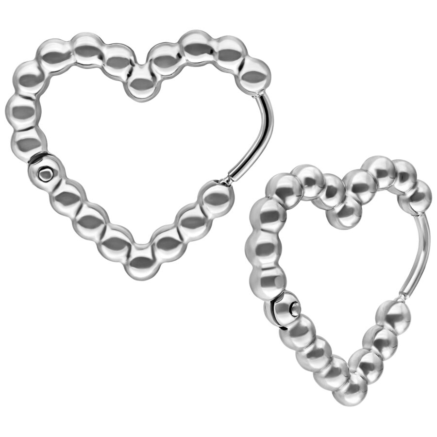 Dos aros Bubble de corazón plateados sobre fondo blanco